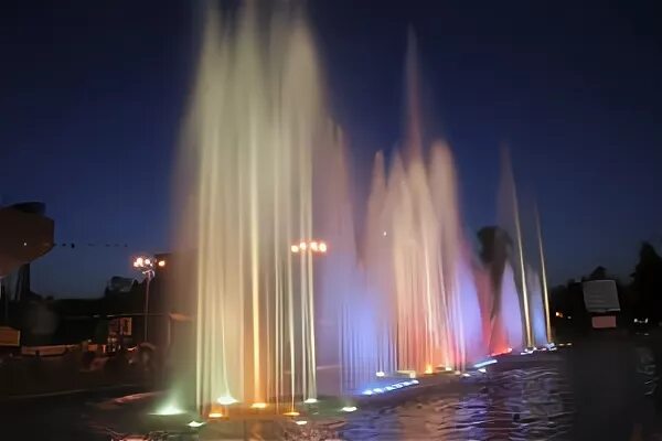 Гитара у фонтана. Селты фонтан ночной. Песня бьют фонтаны и по ночам. Песня бьют фонтаны и по ночам. Водный фонтан.