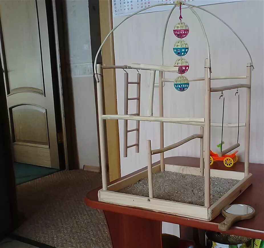 Игровая для попугая кореллы. Игровой комплекс для попугая волнистика. Стенд присада для крупных попугаев. Клетка для волнистого попугая. Игровой стенд для попугаев корелла.