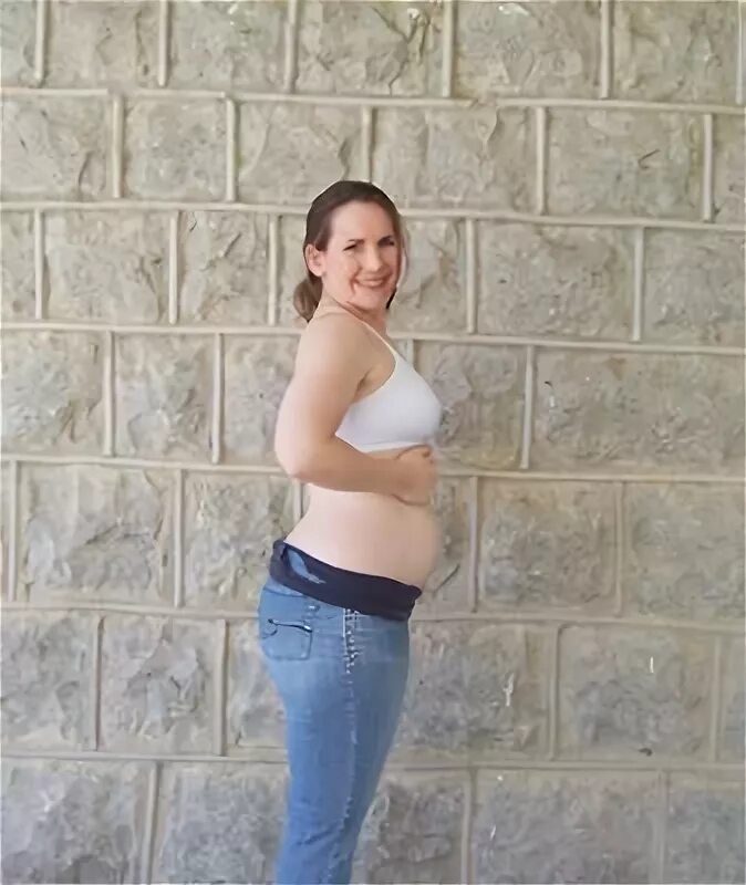10 недель близнецы. Живот на 9 неделе беременности. 10 Недель двойня живот.