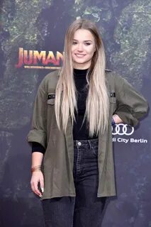 Julia Beautx - Jumanji: Welcome To The Jungle Premiere in - EroFound