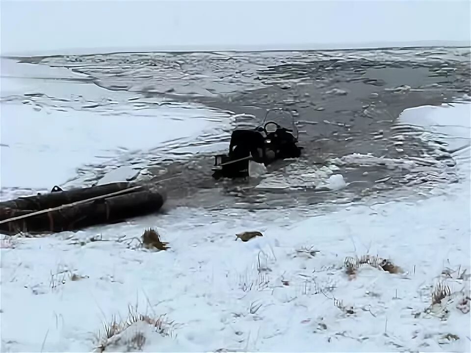 Почти утонул. Снегоход провалился под лед. Снегоход Буран провалился под лед. Утонул снегоход на Волге.