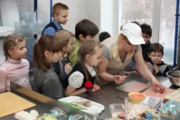 Развлечения на пляже. Школьники на экскурсии в музее. Куда свозить детей на экскурсию. Куда свозить детей на экскурсию. Место для экскурсии с детьми.