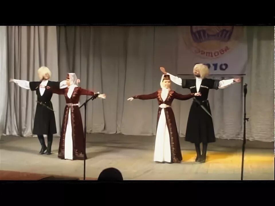 Кабардинский народный массовый танец. Кабардинский танец лъапэрисэ. артхурон ансамбль. кафе танец кабардинцев. горский танец.