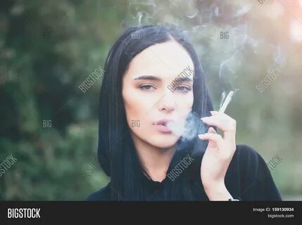 Девушки курят 18