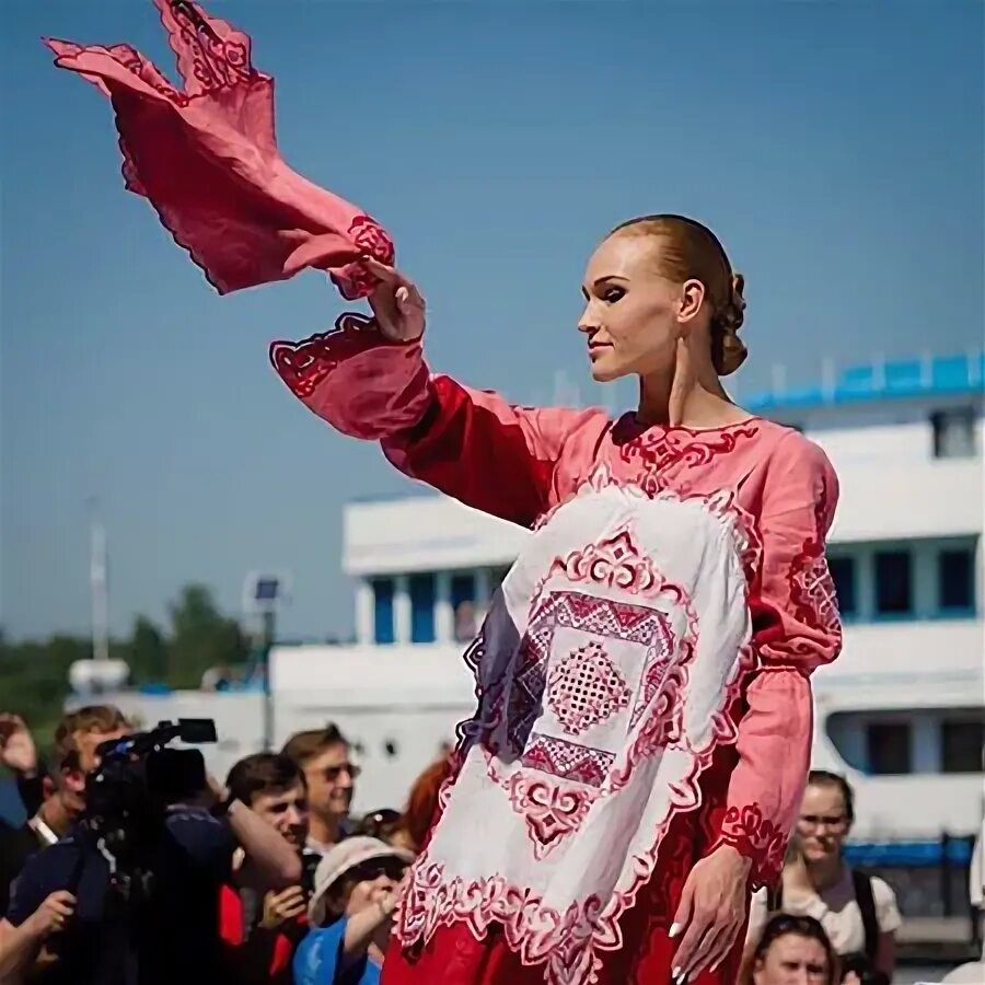 Российская МОДЕЛЬЕРША. Лучшие манекенщицы Вологды 2016 2017 года. В.Зайцев с манекенщицами на красной площади фото.