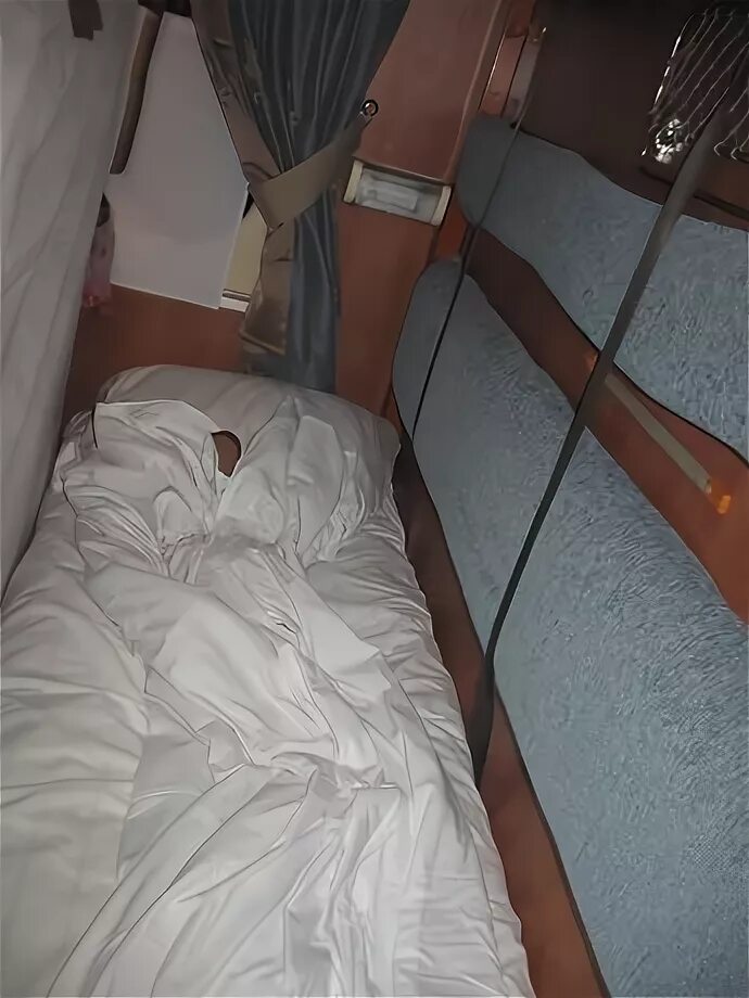 Упала полки в поезде. Ремни для плацкарта. Бортик для верхней полки в поезде. Чтобы ребенок не упал в поезде. Упала полки в поезде.