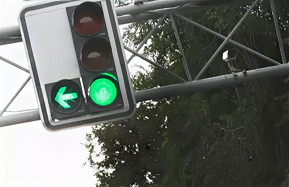 Дополнительная зеленая стрелка на светофоре налево. Светофор с дополнительной секцией. Светофор с доп секцией налево. Светофор со стрелкой. Зеленая стрелка светофора.