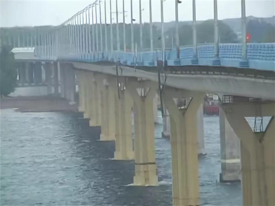 Мост в волгограде танцует видео. Танцующий мост в Волгограде. Волгоград Танцующий мост ветер. Шатающийся мост. Волгоградский мост танцует.