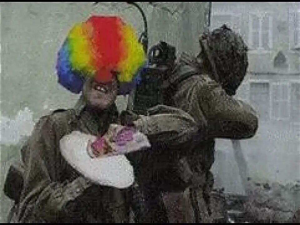 Боевой клоун. Клоун в военной форме. Клоун солдат. Клоун среди солдат. Клоун армия