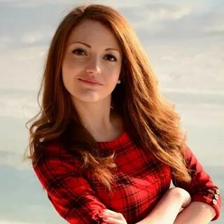 rothaarige Schönheit, naturrote, lange Haare, schwarze Augen, helle Haut, r...