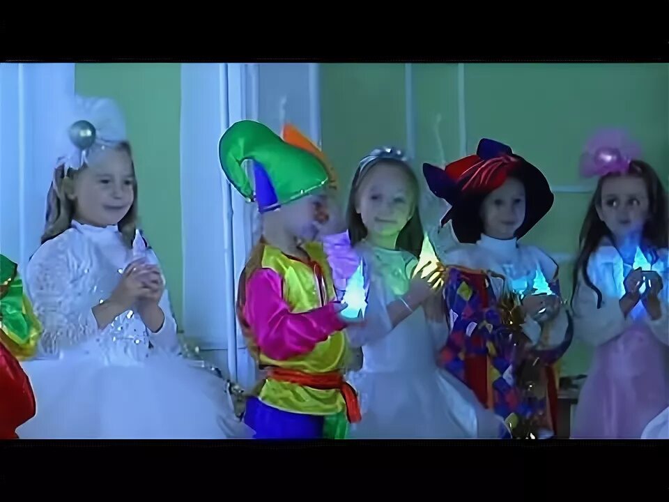 танец новогодние звездочки в детском саду. танец фонарики для малышей. фонарики для танца в детском. фонарики для танца. танец мы повесим шарики.