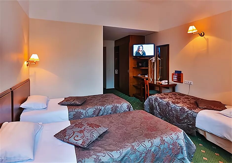 Трехместный номер в гостинице. Номер trpl. Типы американских номеров. Комната с тремя кроватями. Трёхместный отель.