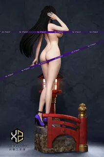 Tifa nude statue.