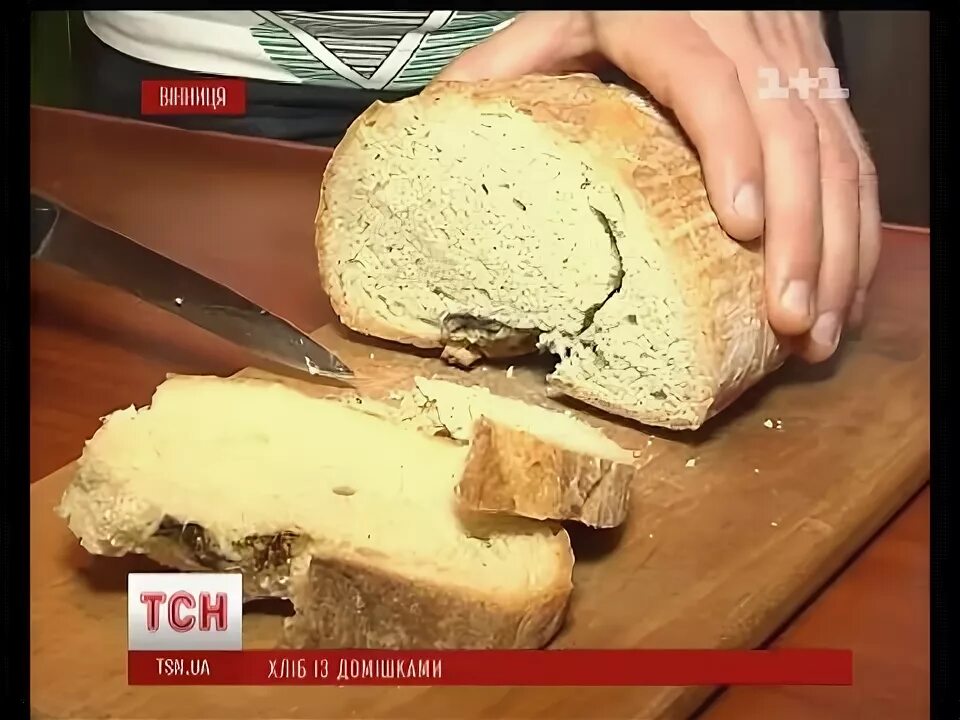 Несколько яблок обгрызанный хлеб новых джинсов. Мышата в хлебе. хлеб с мышью.