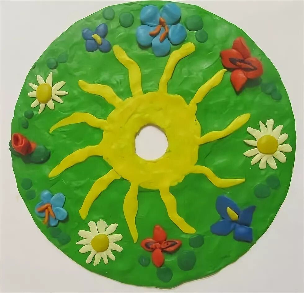 Лепка земля средняя группа. Поделки из пластилина на диске. Декоративная лепка в детском саду. Аппликация из пластилина на диске. Лепка на диске из пластилина с детьми.