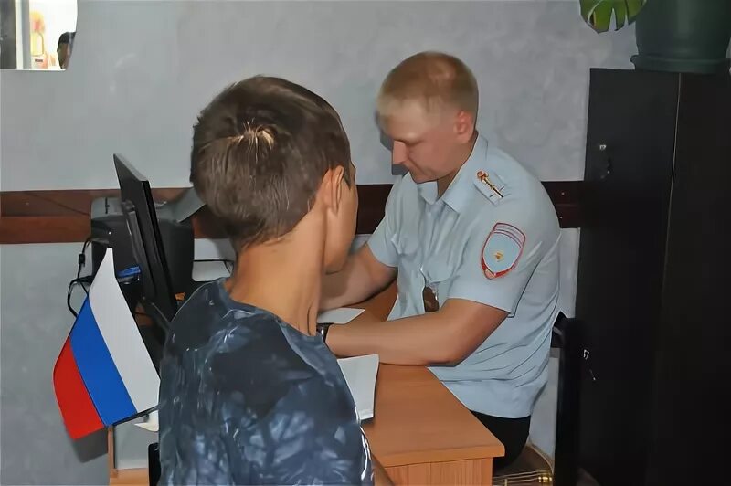 Допрос несовершеннолетнего. Допрос подростка. Подросток в полицейском участке. Следователь и несовершеннолетний. Проведение допроса несовершеннолетнего