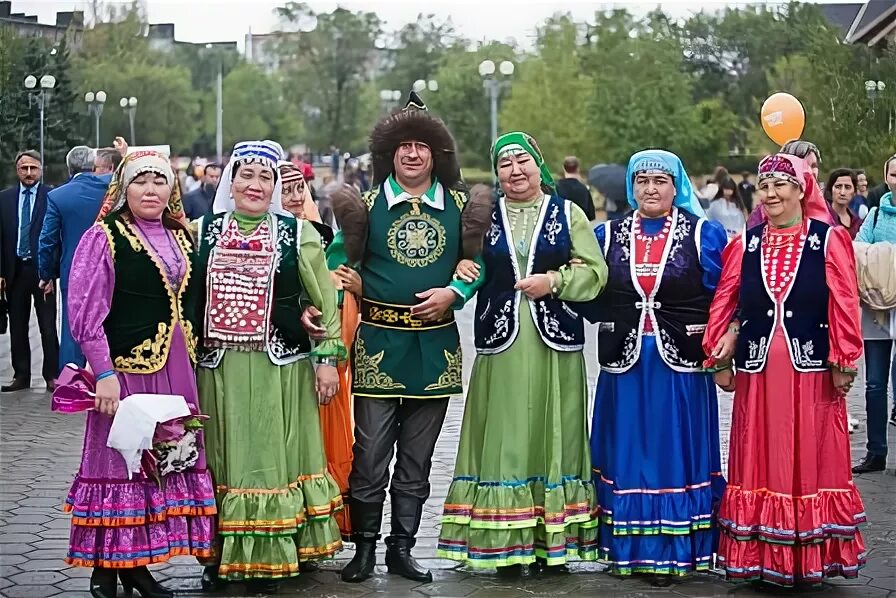 Жители оренбуржья. Народ Оренбургской области татары. Традиция Татаров Оренбургского края. Фестиваль народов Оренбуржья. Жители Оренбургской области.