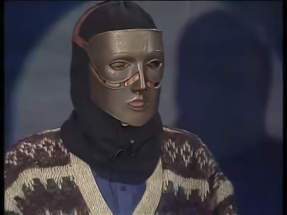 Передача человек в маске 1998. Человек в маске Познер. Человек в маске ток шоу. Шоу человек в маске Познер.
