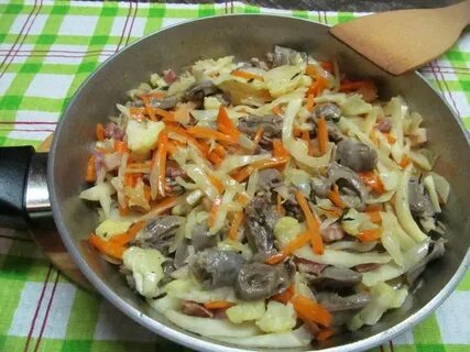 Сердечки с луком и морковью на сковороде