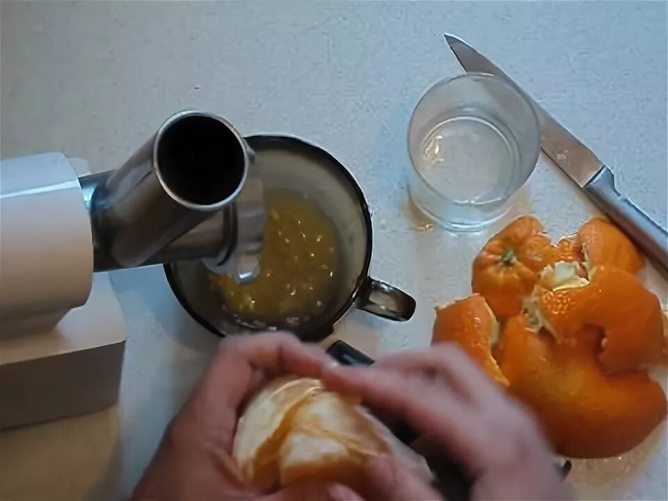 Сок из апельсина без соковыжималки. Апельсин сок и соковыжималка. Сок из апельсинов в соковыжималке. Выжать сок из апельсина. Персик уфо 4