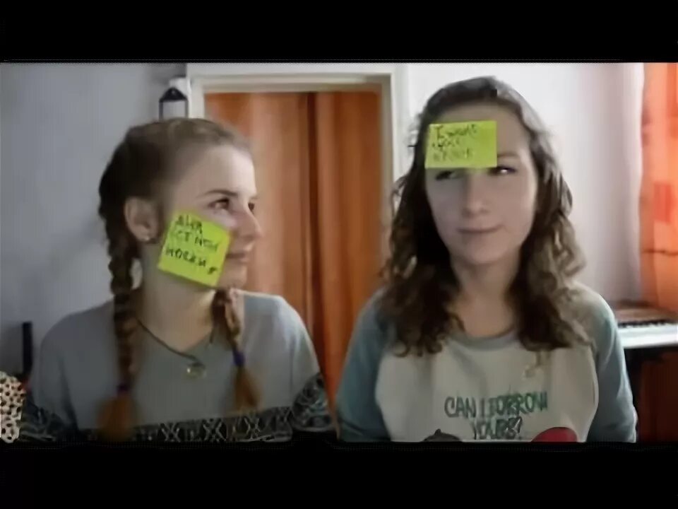 Как называется игра с карточкой на лбу. Бумажка на лоб. игра со стикерами на лбу. игра наклеиваются бумажки на лоб с. игра с листочками на лбу.