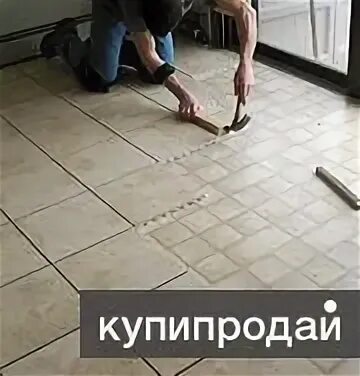 Ремонт кухни укладка плитки. Ремонт кухни укладка плитки. Укладка керамогранита на пол. Половая плитка на кухню. Укладка кухонного фартука из плитки.