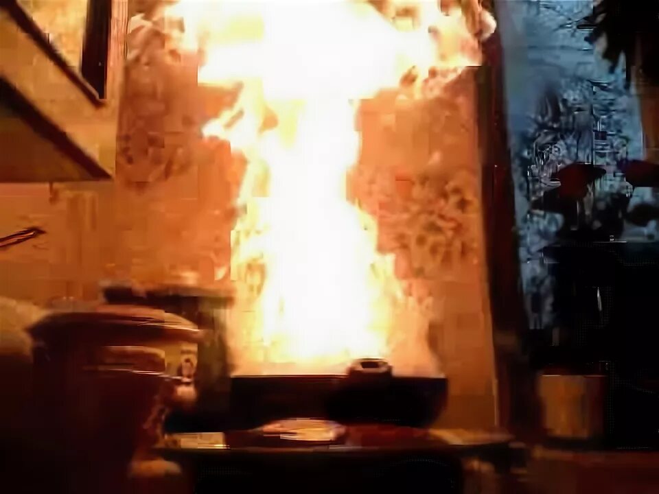 Горящее масло. Возгорание сковороды. Сковородка загорелась. Горящее подсолнечное масло. Сгорело подсолнечное масло.