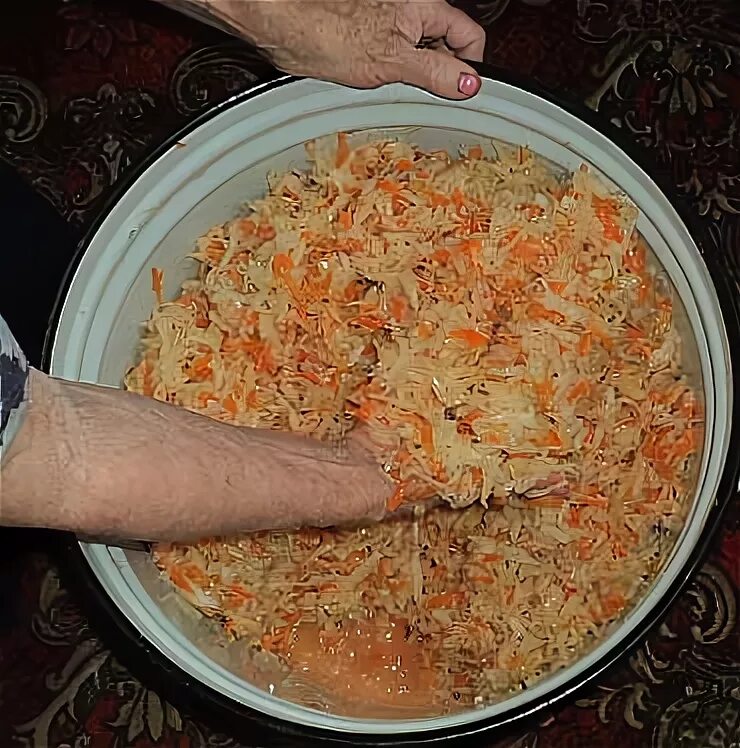 Когда квасить капусту в сентябре. Квасим капусту по бабушкиному рецепту. семечки которые добавляют в квашеную капусту. квашеная капуста рубленная в корыте рецепт.