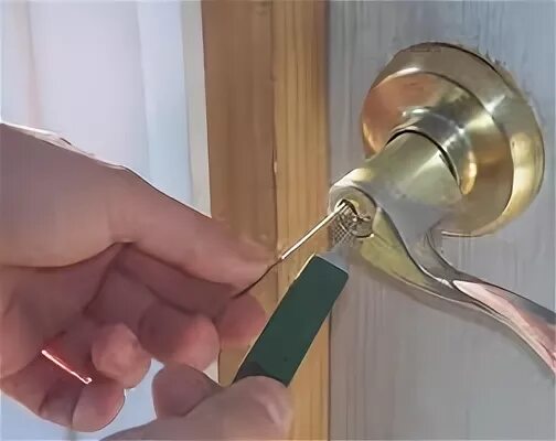 Заклинило дверную ручку. Вскрыть замок межкомнатной двери. захлопнулась межкомнатная дверь с замком. заклинило замок межкомнатной двери. межкомнатный замок без ключа.