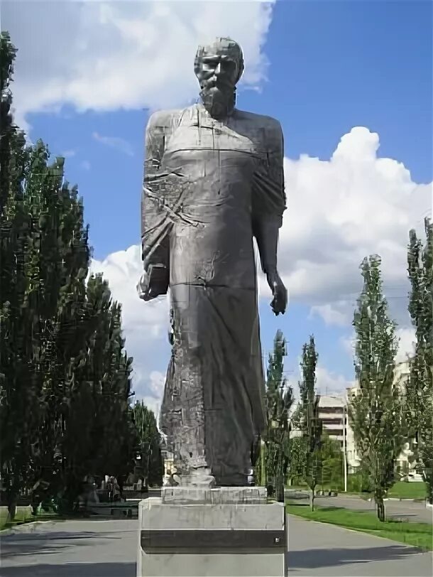 Достоевский омск. Памятник ф м Достоевскому в Омске. Памятник Федору Михайловичу Достоевскому в Омске. Памятник Достоевскому Омск на Ленина. Статуя Достоевского в Омске.