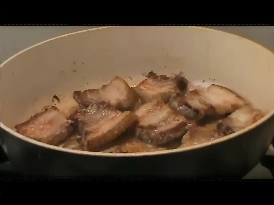 Мясо в томатной пасте. Безлимитный буфет pattaya. Жареная свинина на сковороде кусочками. Шейка жареная на сковороде. Жареная свиная вырезка на сковороде.