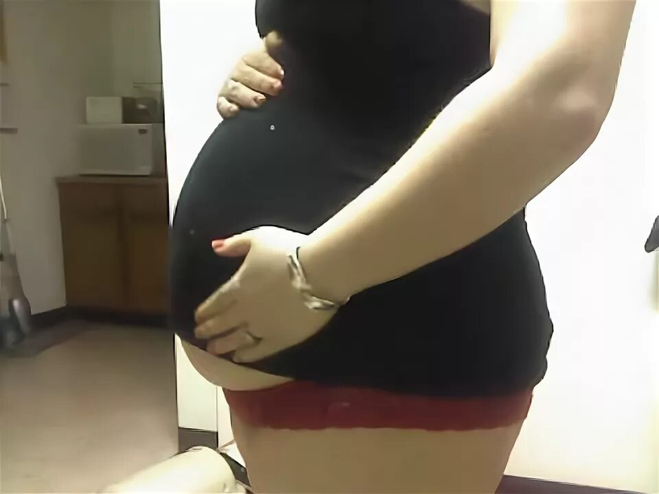 У девушки раздувается живот. Девушки с раздутыми животами. раздутый живот у девушки.