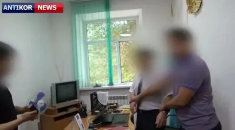 Директор взятка