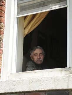 Дедушка смотрит в окно