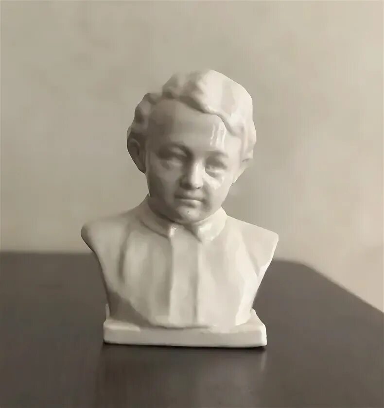 Молодой бюст