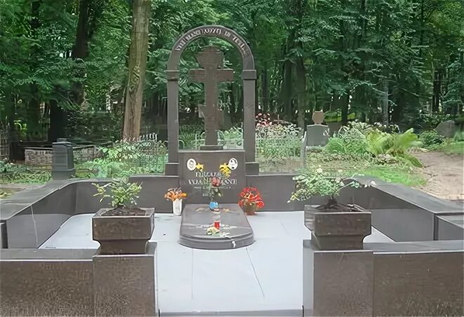 Вия артмане могила. Могила вии артмане. могила артмане вия фрицевна. памятник вия артмане. вия артмане похороны.