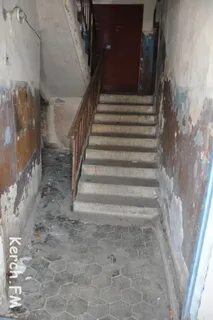 Бомж в подъезде