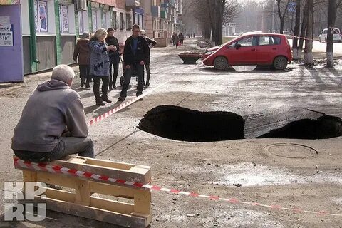 Провалился асфальт