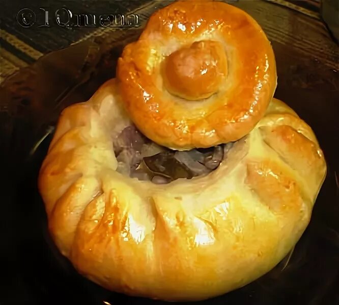 Мясо в горшочке из теста. Горшочки из теста с начинкой. Горшочки из теста с начинкой. Мясо в горшочке из теста в духовке. Мясо в тесте в горшочке.