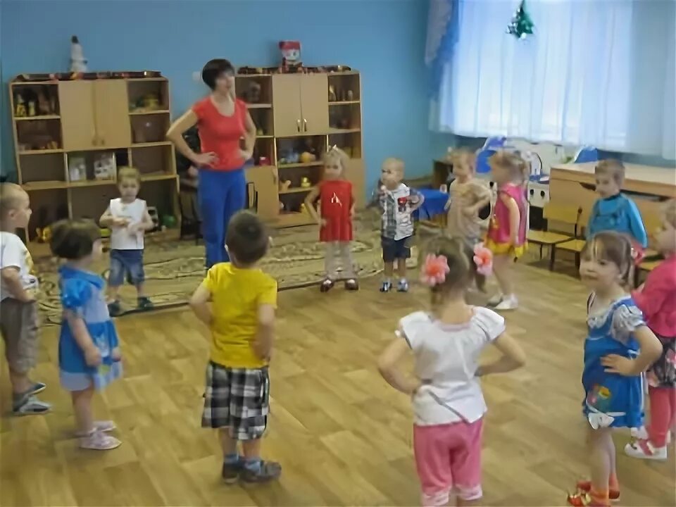 Танец игра для младшей группы. Детские танцы для 2 младшей группы. танец маша и медведь в детском саду. маша и медведь танец детский.