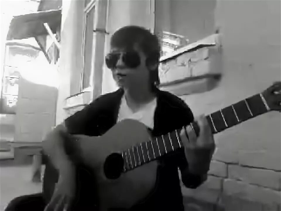 Идёт парнишка улицей парнишкой все любуются. Шел парнишка. Идет мальчишка улицей поет девушка. Идёт парнишка улицей. Петлюра аккорды для гитары.