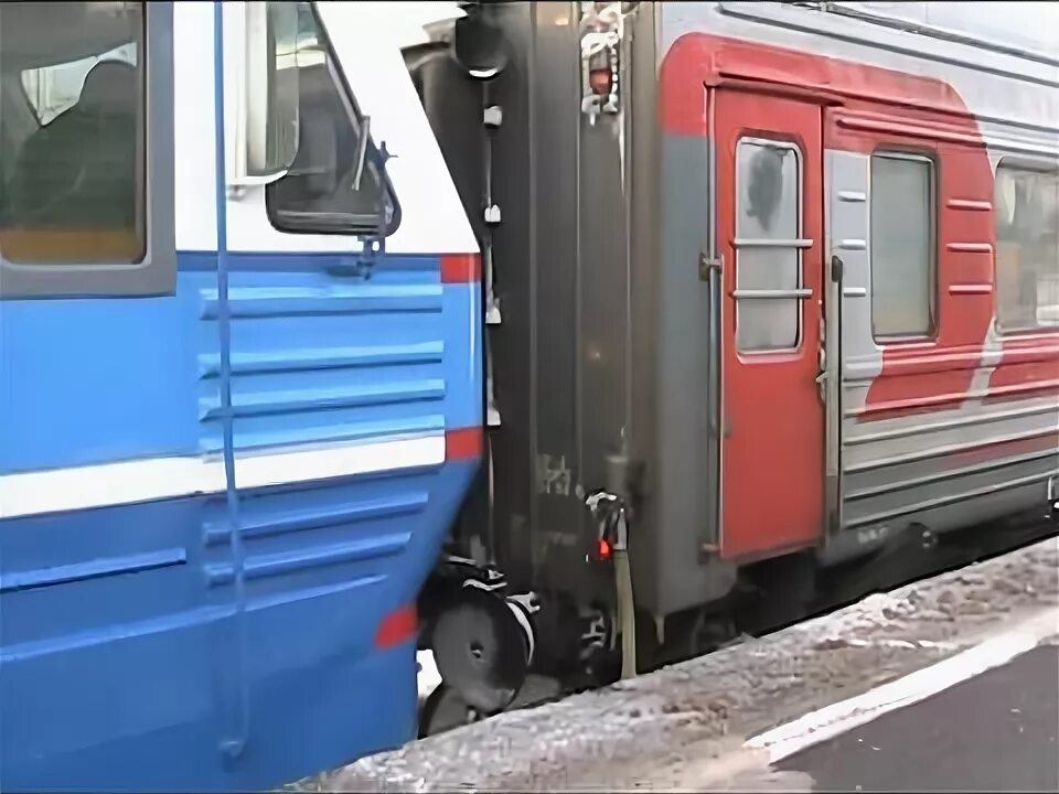 Прицепка вагонзака к поезду. Прицепка электровоза к пассажирскому поезду. Отцепка больного вагона. Электравоз прицепка вагонов.