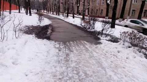 На асфальте снег ложится