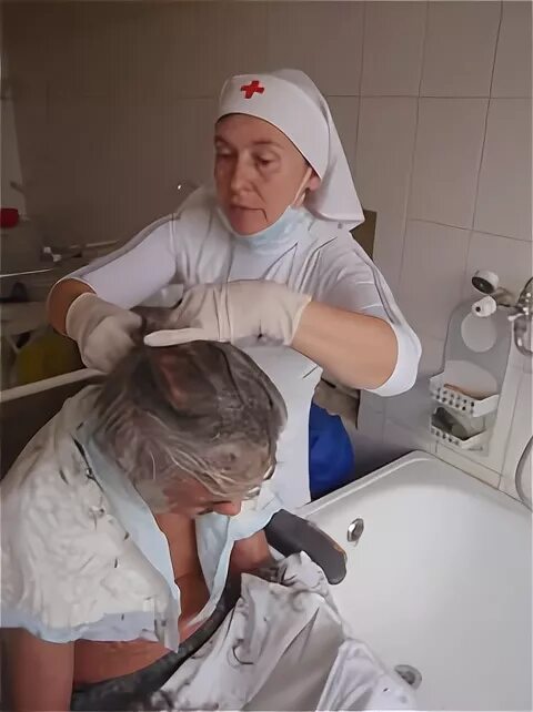 Мытьё пациента в ванной. Гигиена пациента. Раковина в процедурном кабинете. Медсестра моет пациента. Мытье головы у лежачего пациента.
