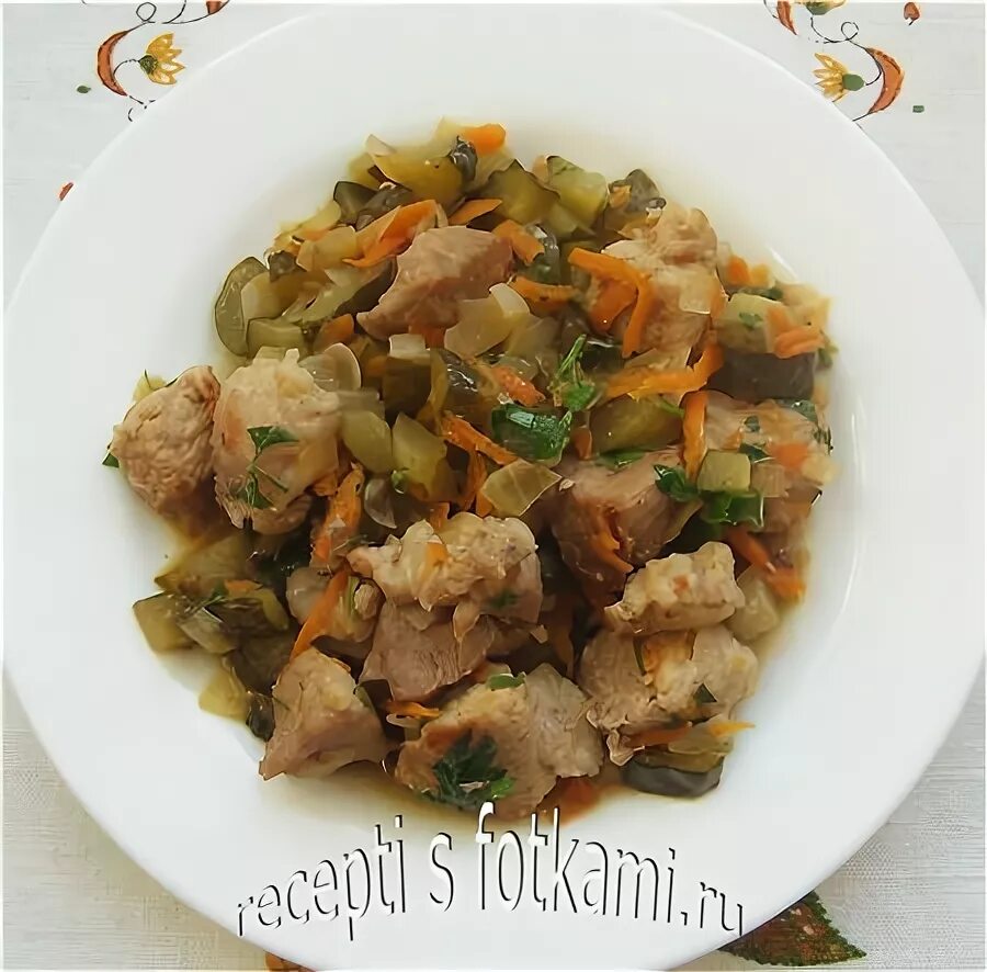 Тушеные огурцы с мясом. Ассирийское блюдо с солеными огурцами. Азу из говядины с солеными огурцами. Тушеные огурцы. Свинина с солеными огурцами на сковороде.