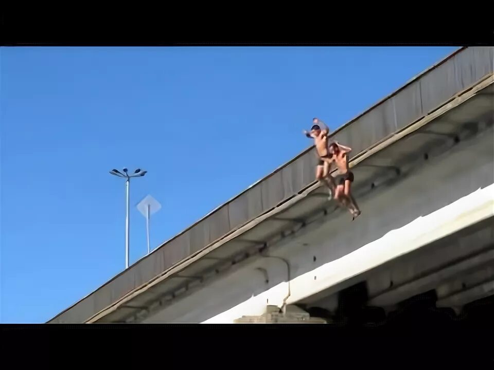 Прыжки в воду с моста. Женщина прыгает с моста.