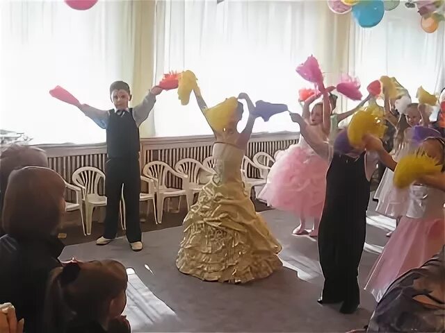 Танец с султанчиками в детском саду