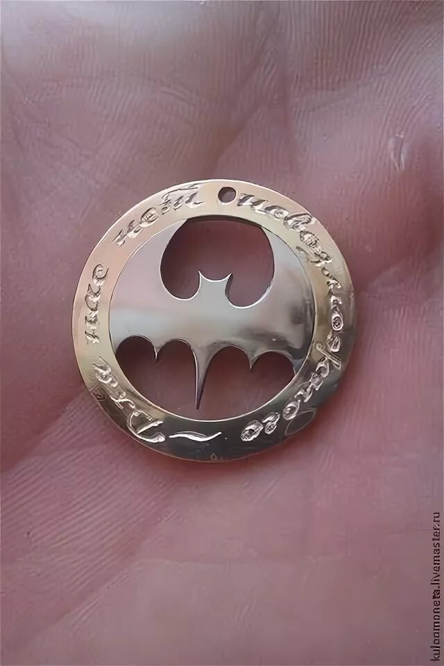 Кулон из 10 рублевой монеты летучая мышь. Летучая мышь из монеты. Медальон из 10 рублевой монеты. Медальон из монеты. Кулон летучая мышь из монеты.