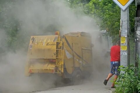 Поднимая пыль