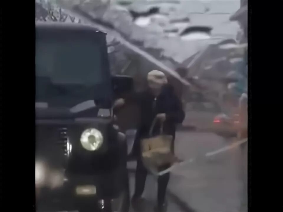 Бабка на гелике youtube. Бабушка на гелике. Гелендваген в селе. Бабушка на гелике. Бабушка и гелик видео.